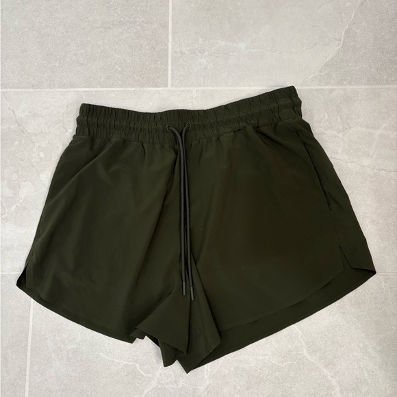 Athleta Olive Green Crossroads Shorts Size Medium - Picture 3 of 10